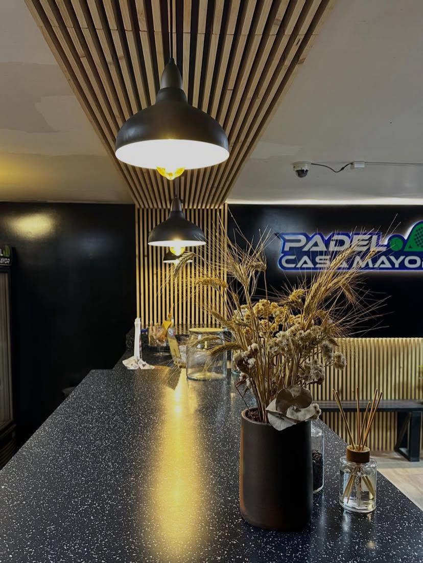 Interior de Casa Work — barra de café